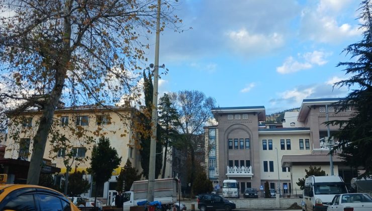 İlçe Merkezinde Bulunan Direk Işıkları Güçlendirildi