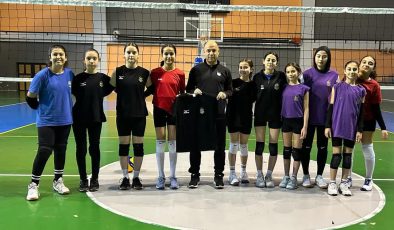 Başkan Ünal, Voleybol Antrenmanına Katıldı